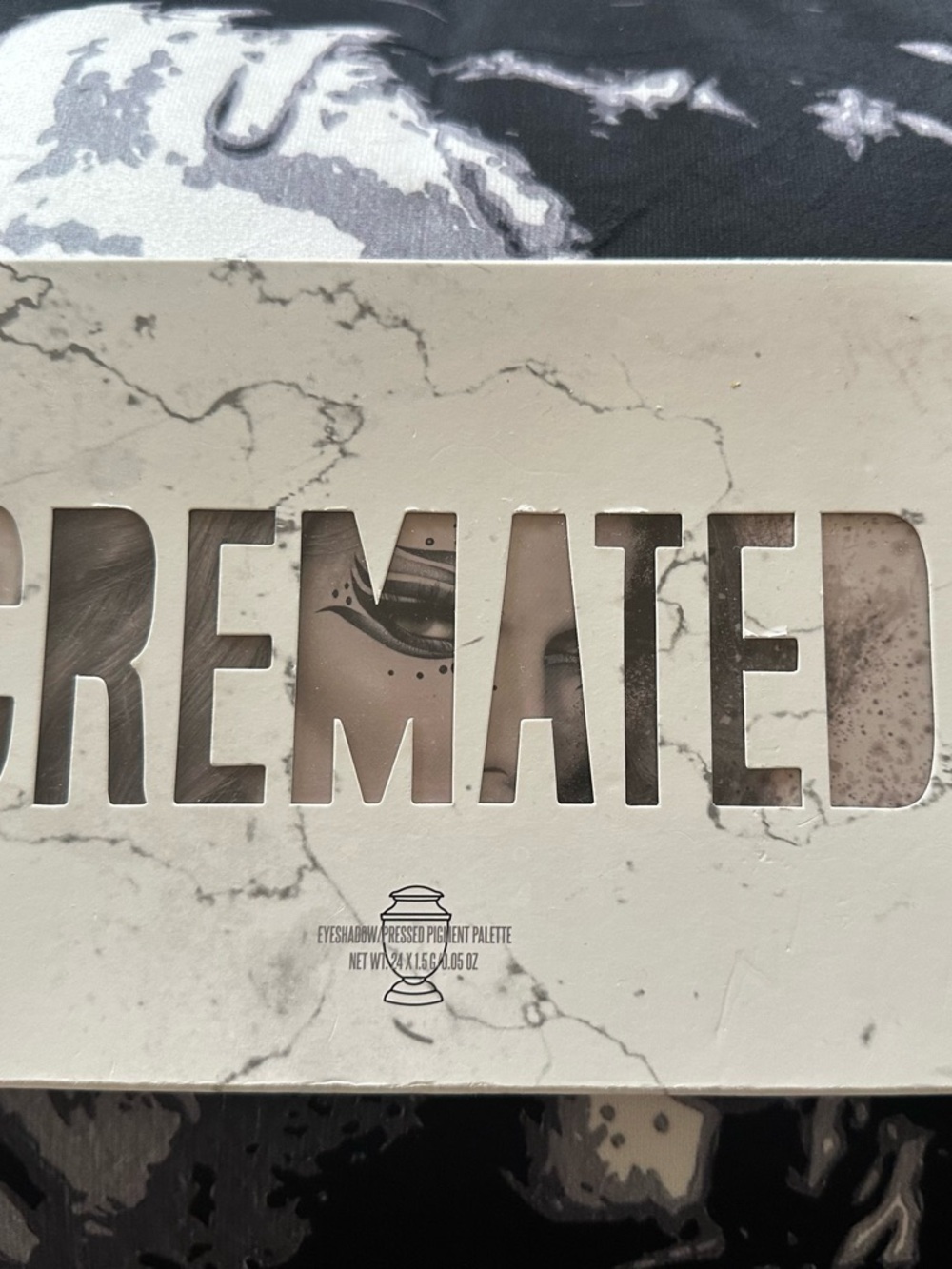 Jeffree Star Cremated Palette – Marble White and Gray Motif